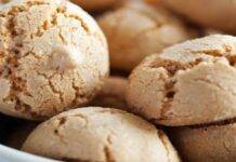 Biscotti alle mandorle con farina di mais e crema al latte