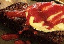 Brownies alla caprese con gelato e salsa di fragole
