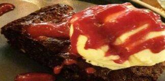 Brownies alla caprese con gelato e salsa di fragole