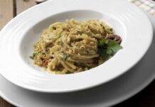 Spaghetti con alici e pangrattato