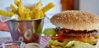 Cibo spazzatura nocivo dieta cosa mangiare fa male