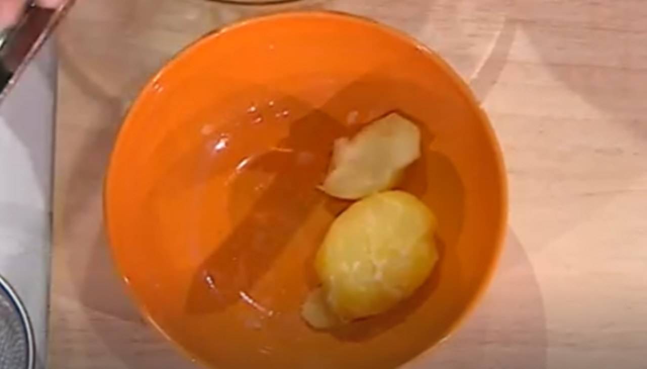 Come cuocere e pelare le petate bollite | Ricetta e trucco della chef Zia Cri