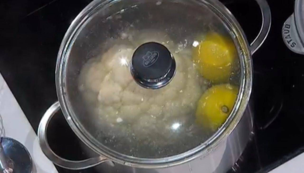 Come pulire e cuocere il cavolfiore senza diffondere odore | Ricetta e trucco dello chef Daniele Persegani