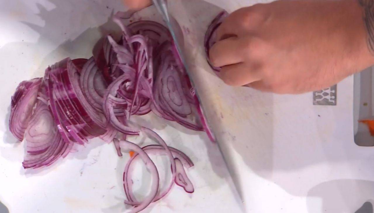 Come tagliare le cipolle senza piangere | Ricetta e trucco dello chef Federico Fusca e della nutrizionista Evelina Flati