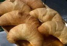 Cornetti dolci sfogliati con crema al cioccolato bianco e pistacchio