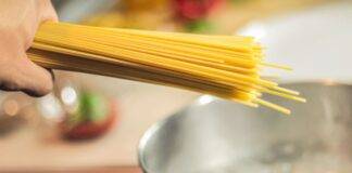 Cucinare spaghetti senza pentola il trucco che non abbandonerai più ricettasprint