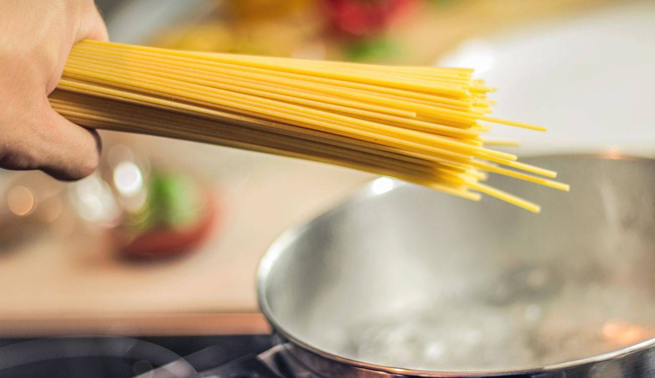 Cucinare spaghetti senza pentola  Il trucco che non abbandonerai più