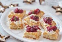 Dolcetti sfogliati con ciliegie