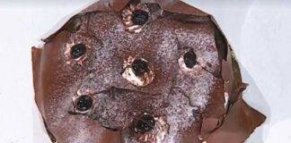 Dolce con pan di Spagna al cioccolato