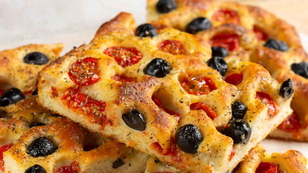 Focaccia con olive e pomodori nella friggitrice ad aria