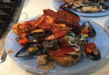 Frutti di mare all'arrabbiata su pane all'aglio