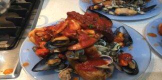 Frutti di mare all'arrabbiata su pane all'aglio