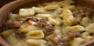 Gnocchi di patate con fonduta di gorgonzola e salsiccia