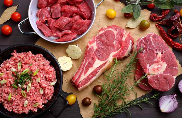 Mangiare carne cruda comporta dei rischi