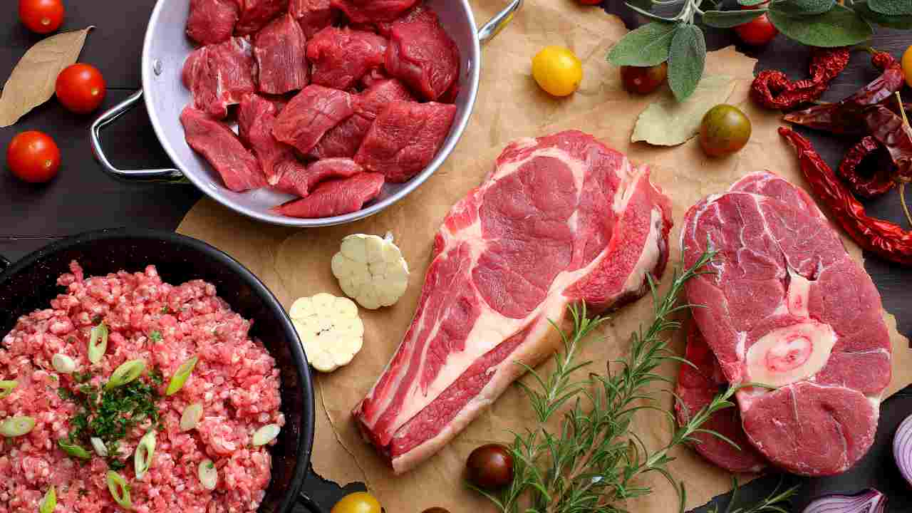 Mangiare carne cruda comporta dei rischi | come andrebbe fatto