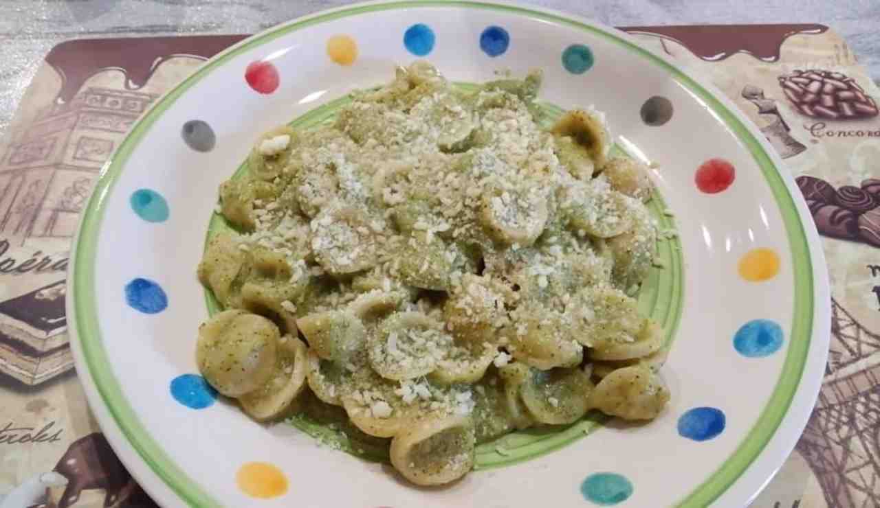 Orecchiette al pesto di broccoli provola e parmigiano