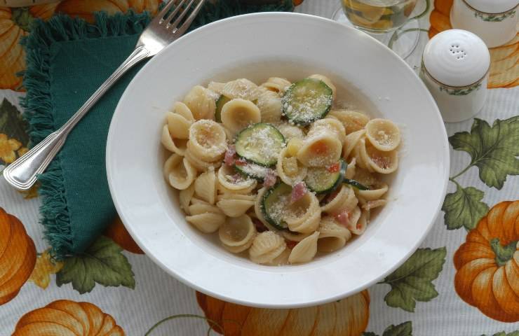 Orecchiette con zucchine gorgonzola e pistacchio