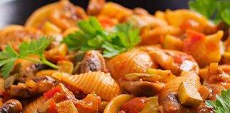 Primo con codimento di carne, ortaggi e funghi