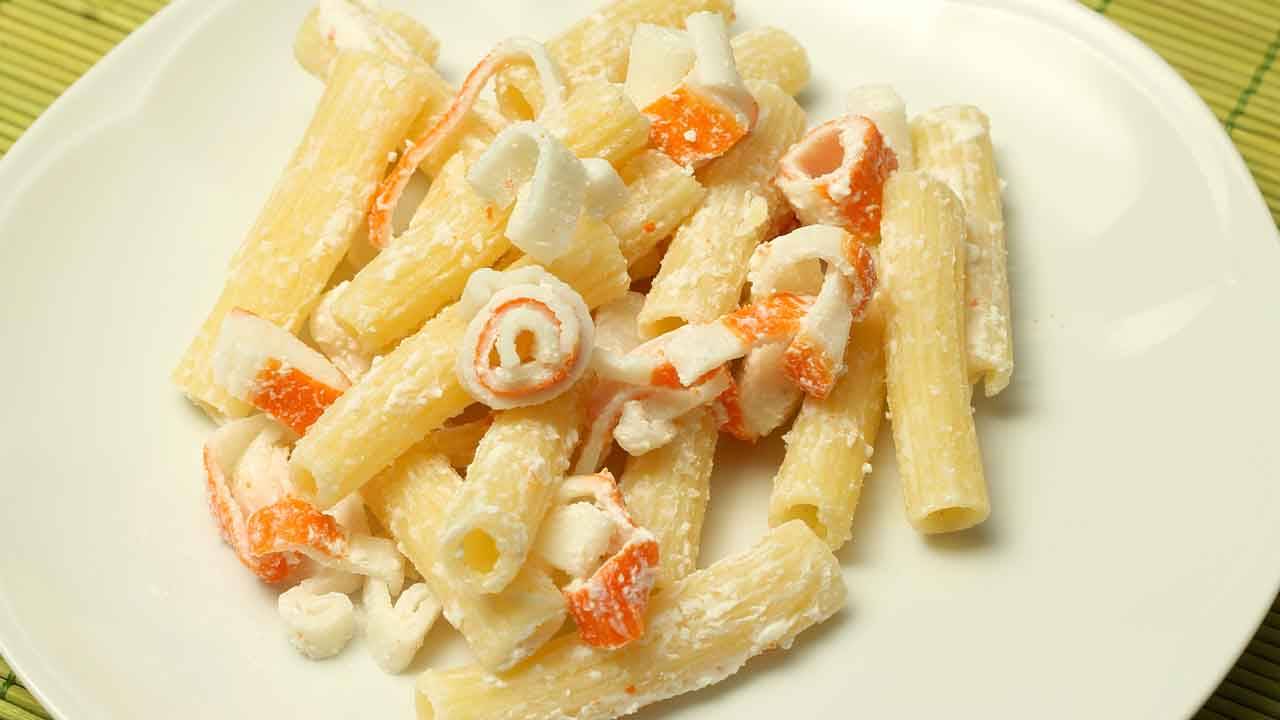 pasta con formaggio e surimi