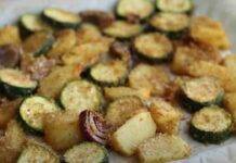 Patate e zucchine in teglia | Pronte in mezz’ora, un contorno da urlo Patate e zucchine i
