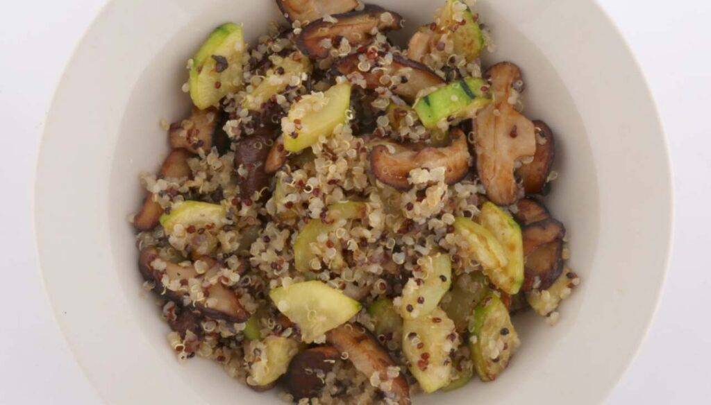 Quinoa risotto con funghi porcini e nocciole Primo nutriente e saporito