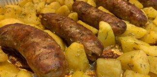 Salsicce con finocchietto e patate alle erbe aromatiche al forno