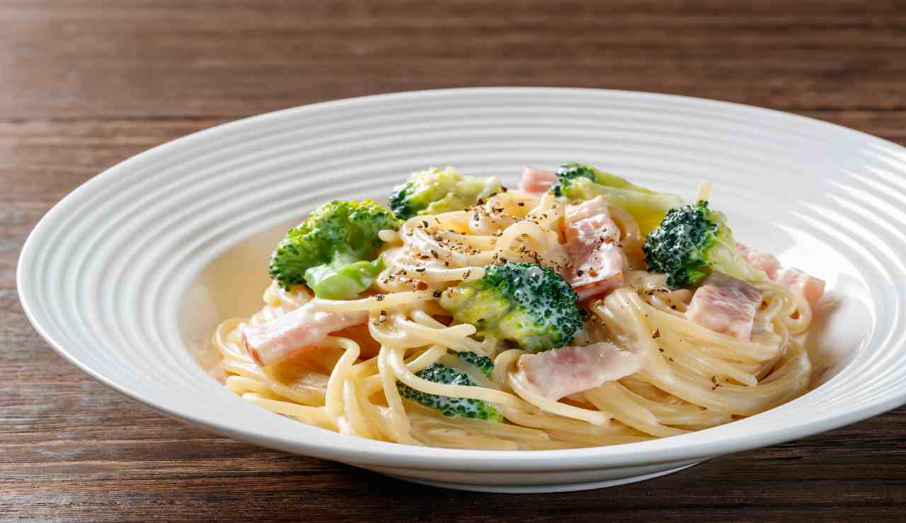 Spaghetti alla panna con guanciale e broccoli