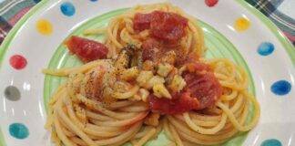 Spaghetti con polpa di granchio pomodorini e cozze