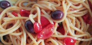 Spaghetti veloci con pomodorini olive nere e peperoncino