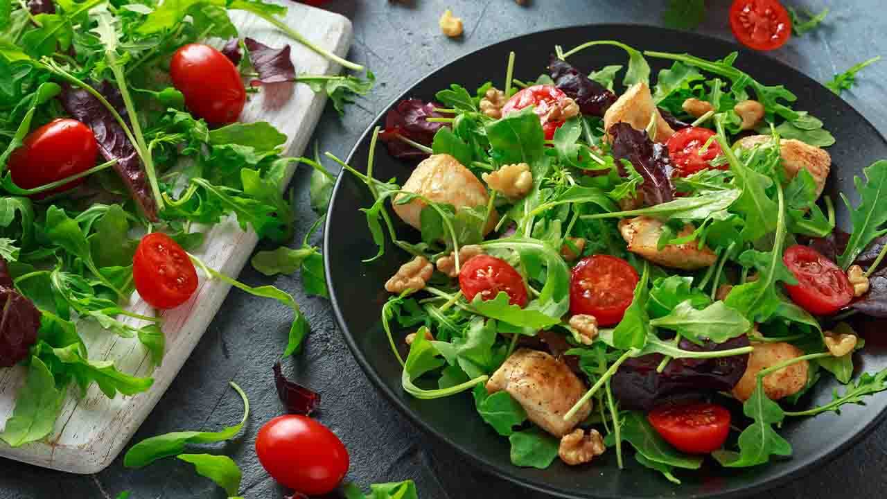 pollo sul letto di rucola e noci