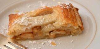 Strudel sfogliato con cannella mele e mandorle