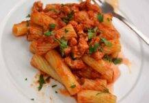 Rigatoni con sugo e tonno
