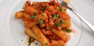 Rigatoni con sugo e tonno