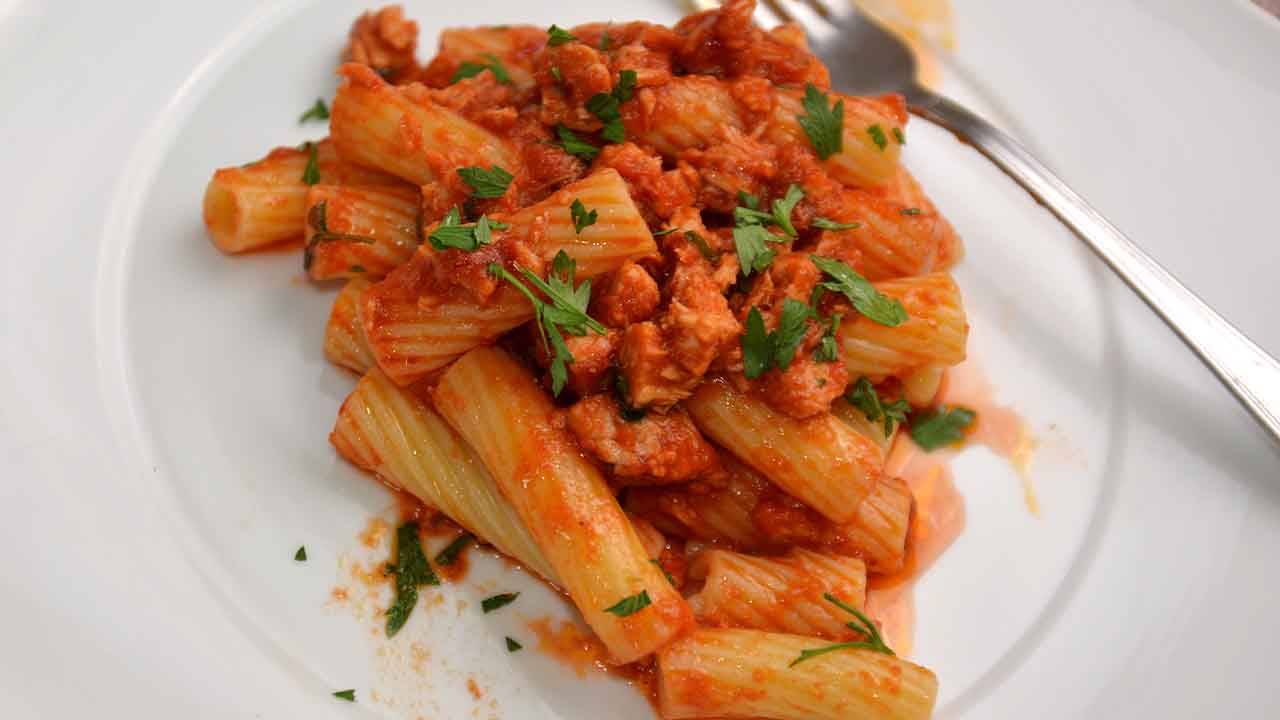 Rigatoni con sugo e tonno