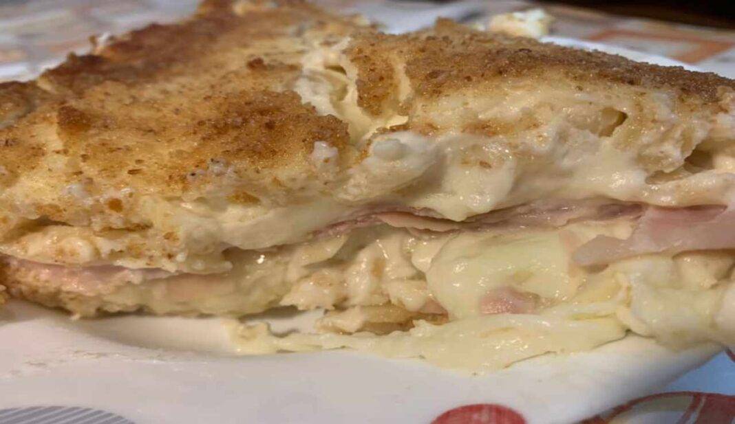 Tagliatelle al forno con prosciutto cotto provola e besciamella | gustoso