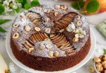 Torta al cacao e pere e nocciole