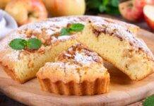 Torta al latte caldo con mele | Golosa e invitante da leccarsi i baffi! Torta al latte caldo