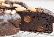 Dolce di pane, amaretti, frutta e cioccolato