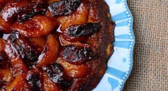 Torta rovesciata all’uva nera e pesca noce | Gustosa e facile da fare