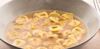 Primo di tortellini ripieni di faraona in brodo