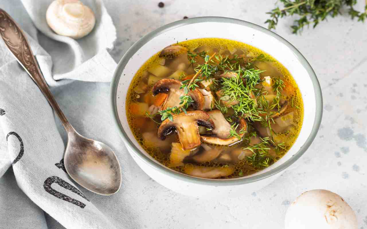 zuppa cremosa pollo funghi ricetta