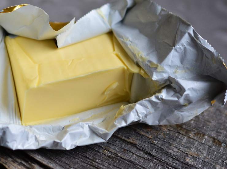 Torta rovesciata all'uva nera e pesca noce ricetta