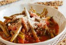 Fagiolini al pomodoro e parmigiano | Contorno versatile e gustoso Fagiolini al pomodoro