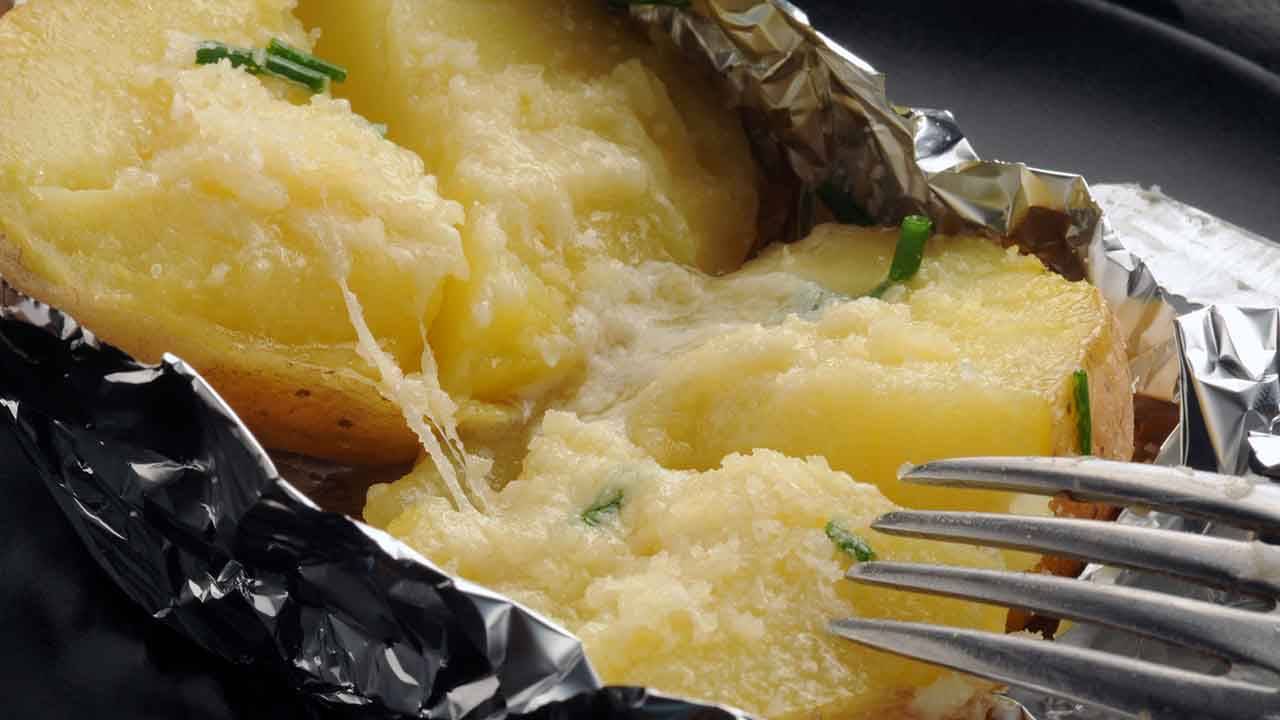 patate al forno in carta stagnola