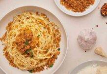 Aglio, olio ma che peperoncino, ecco l’ingrediente segreto Spaghetti con pane fritto e peperoncino