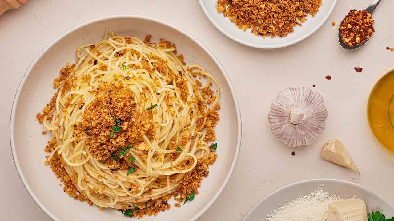 Spaghetti con pane fritto e peperoncino