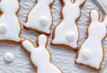 Biscotti di pasta frolla ricoperti di glaccia reale