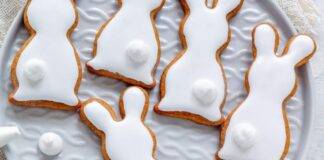 Biscotti di pasta frolla ricoperti di glaccia reale