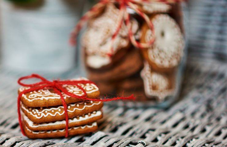 Biscotti per Babbo Natale con cacao cannella e vaniglia