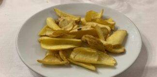 Chips di patate al curry in friggitrice ad aria